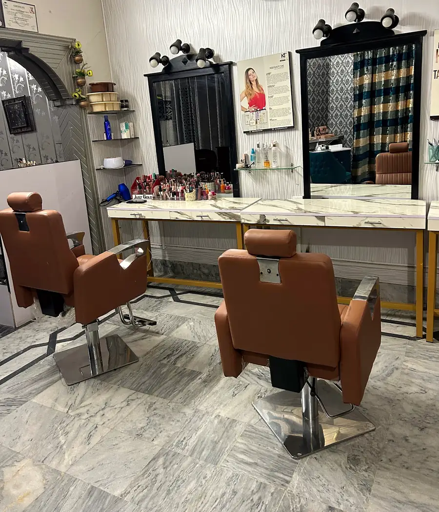 Mirror stations with marble counters